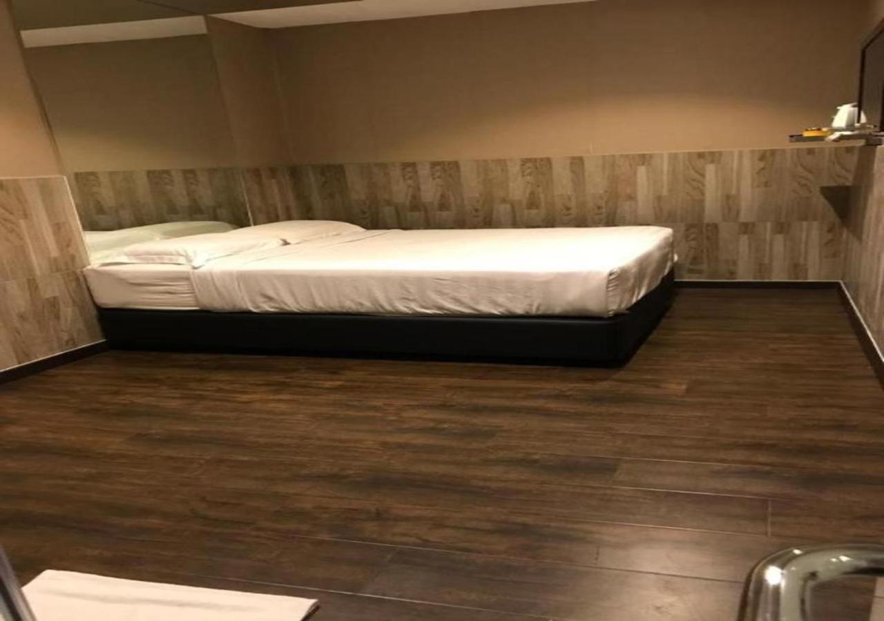타임 호텔 세렘반 외부 사진